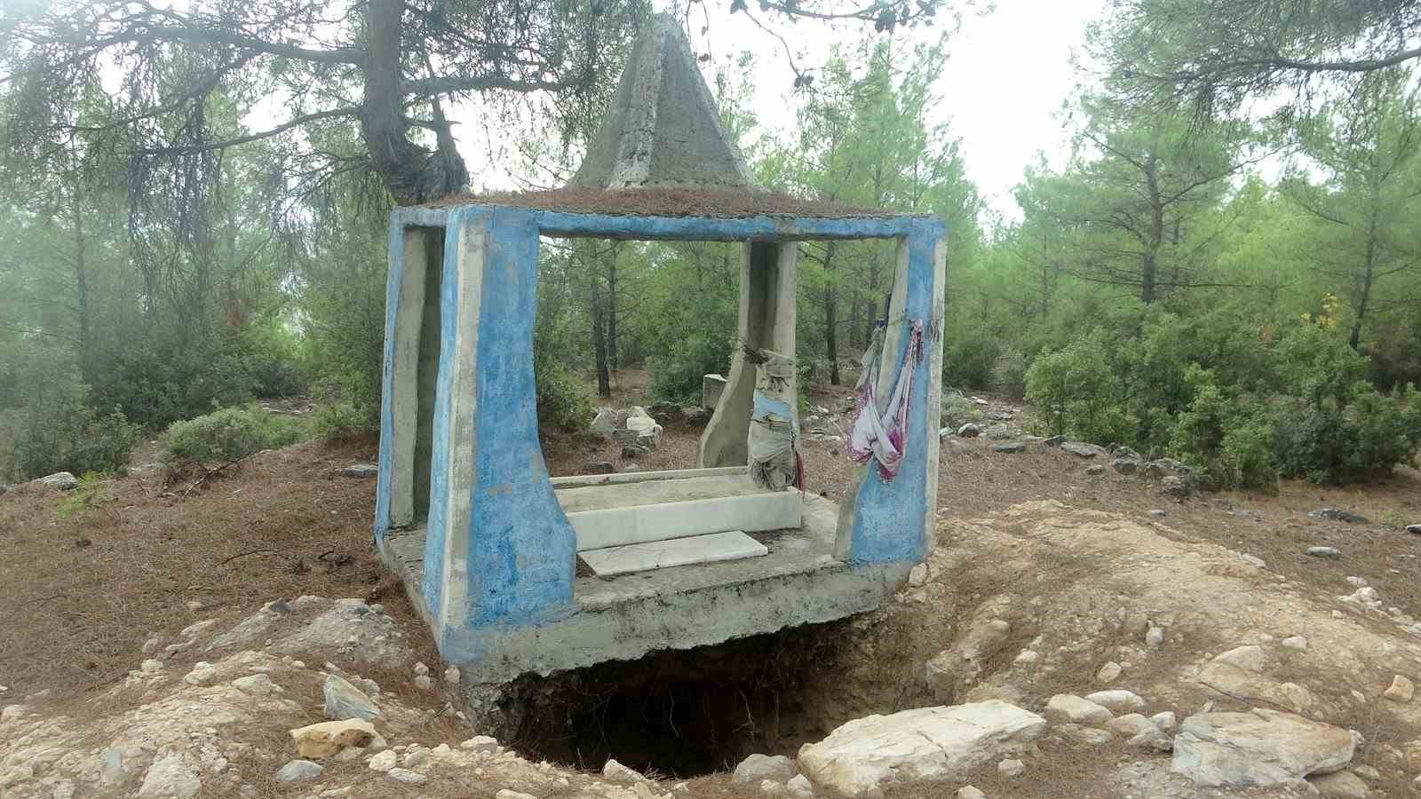 300 yıllık türbe kaçak kazıyla delik deşik edildi 