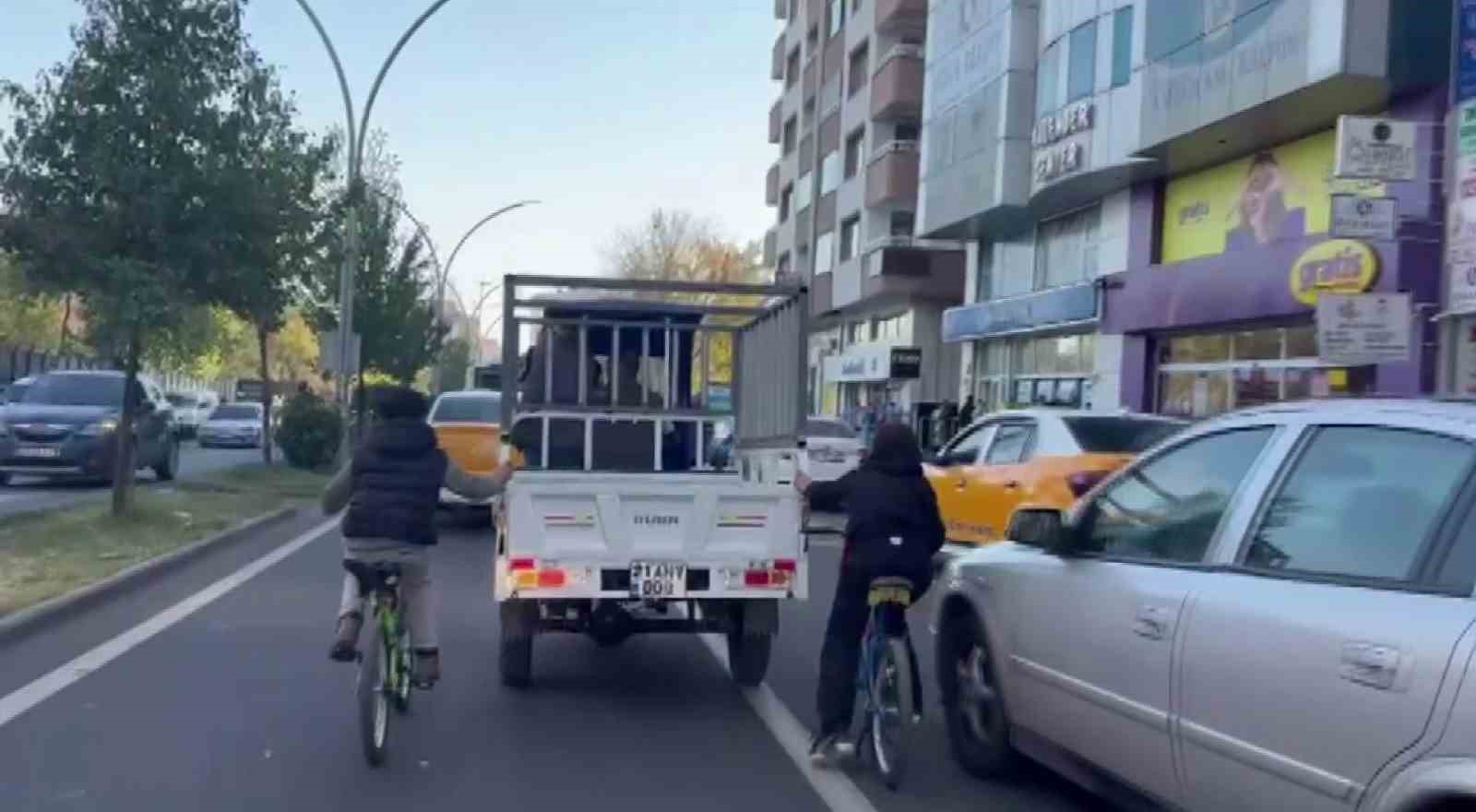 Diyarbakır&rsquo;da bisikletli &ccedil;ocukların tehlikeli yolculuğu
