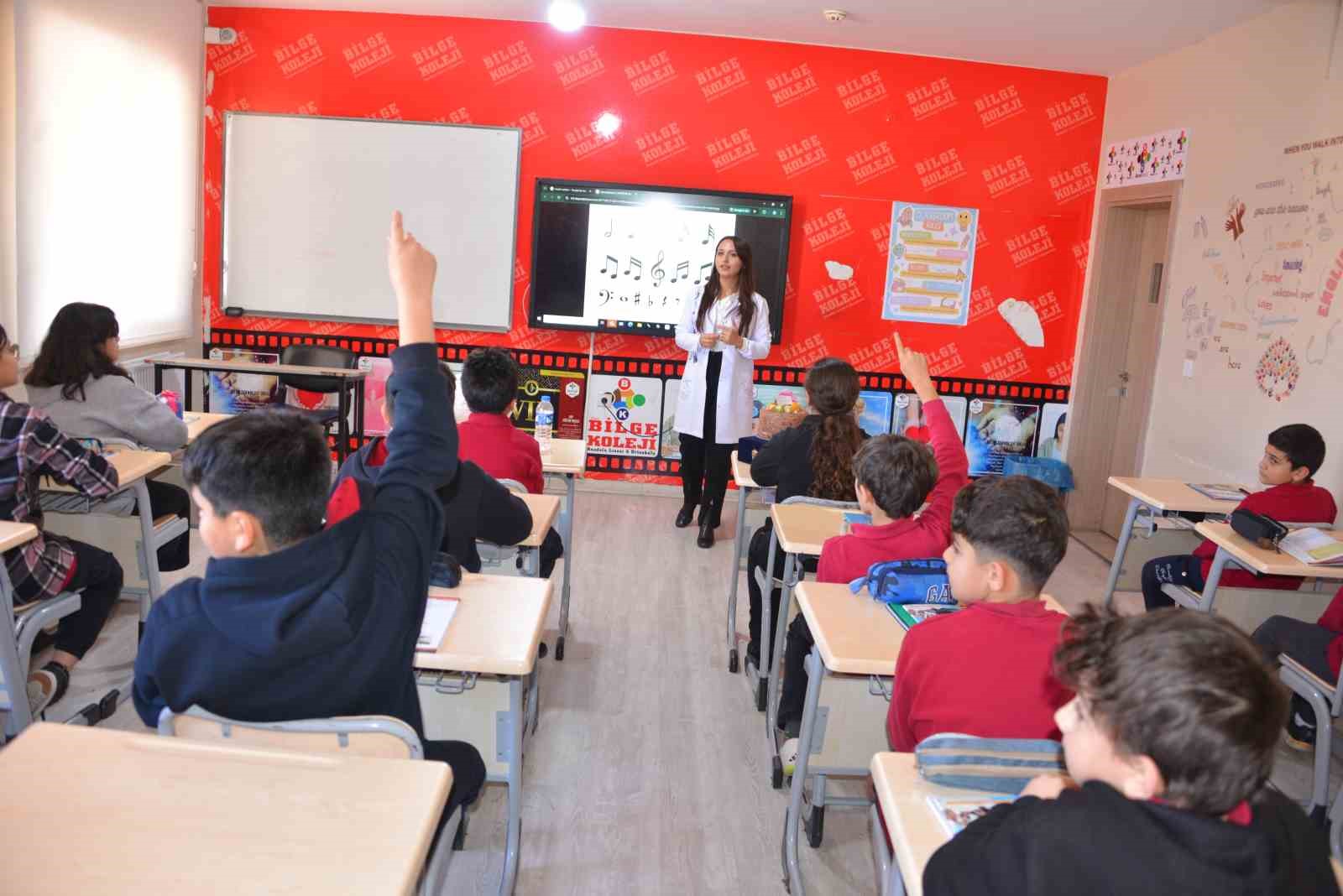 Gen&ccedil; &ouml;ğretmene anlamlı t&ouml;ren: M&uuml;zik &Ouml;ğretmeni Hacer İ&ccedil;oğlu ilk c&uuml;bbesini giydi
