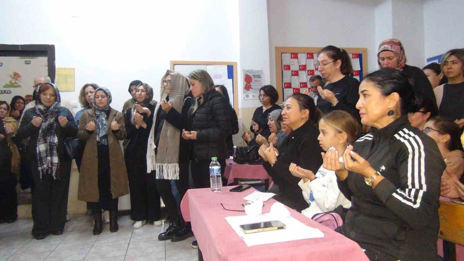 Kazada hayatını kaybeden G&uuml;lşen &ouml;ğretmenin okulunda h&uuml;z&uuml;n
