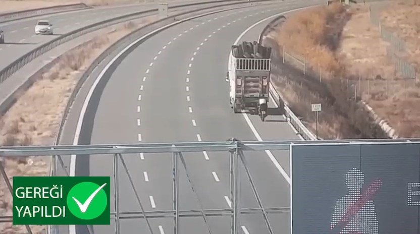 Otoyolda tehlikeli yolculuk kameralara yansıdı: Benzini biten motosikleti kamyonla çektiler
