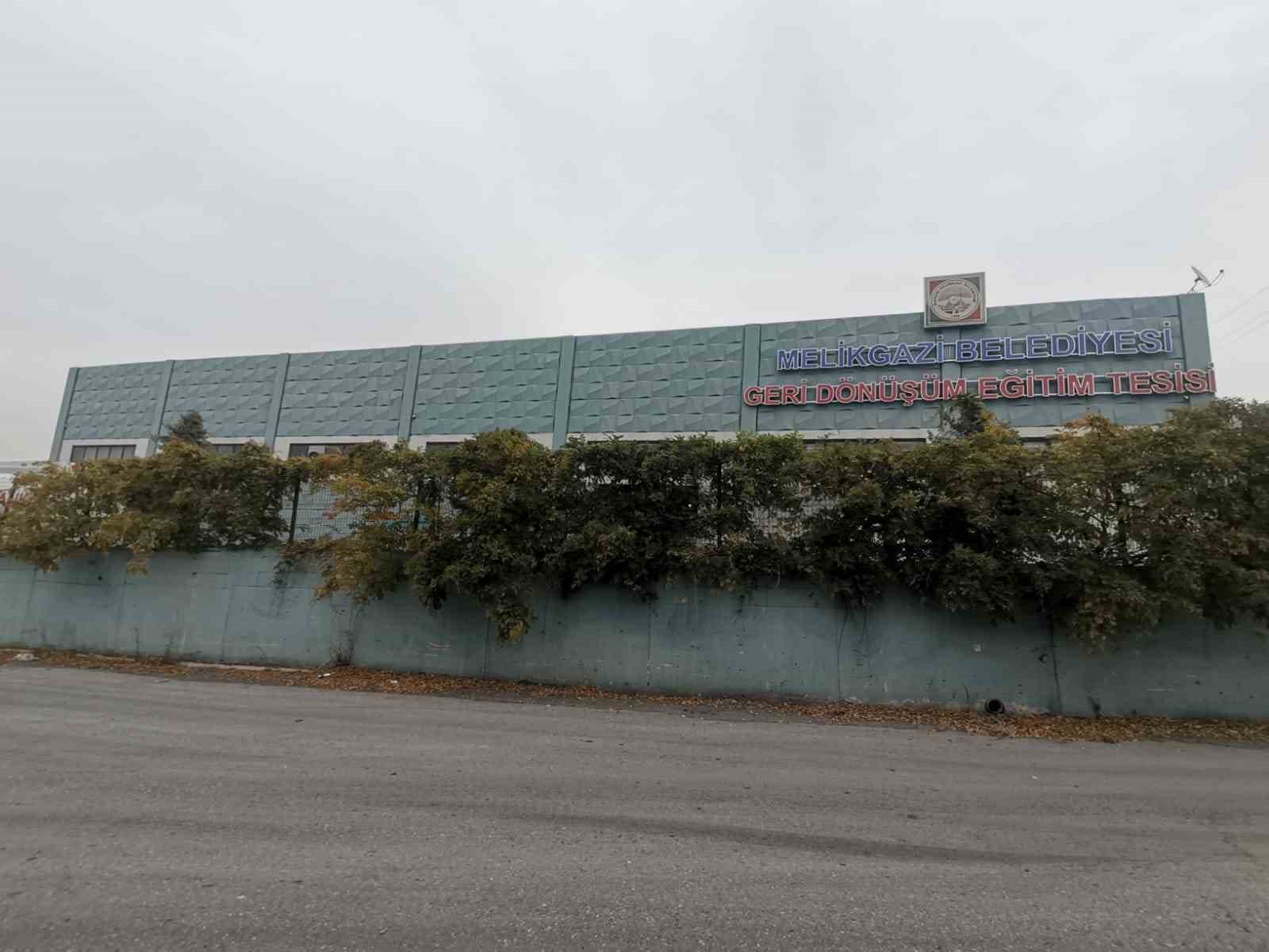 Geri dönüşüm tesisindeki koku ekipleri harekete geçirdi