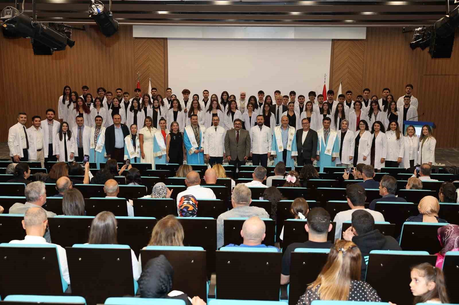 ALKÜ’lü Diş Hekimliği Fakültesi öğrencileri beyaz önlüklerini giydi