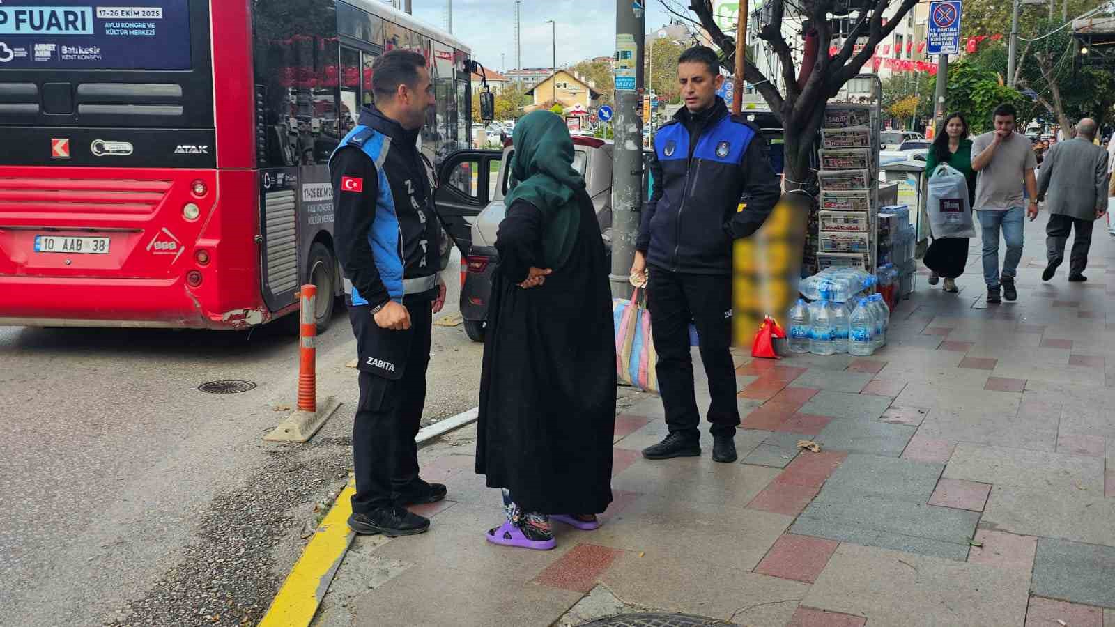 Bandırma’da zabıta ekipleri dilenciyi suçüstü yakaladı