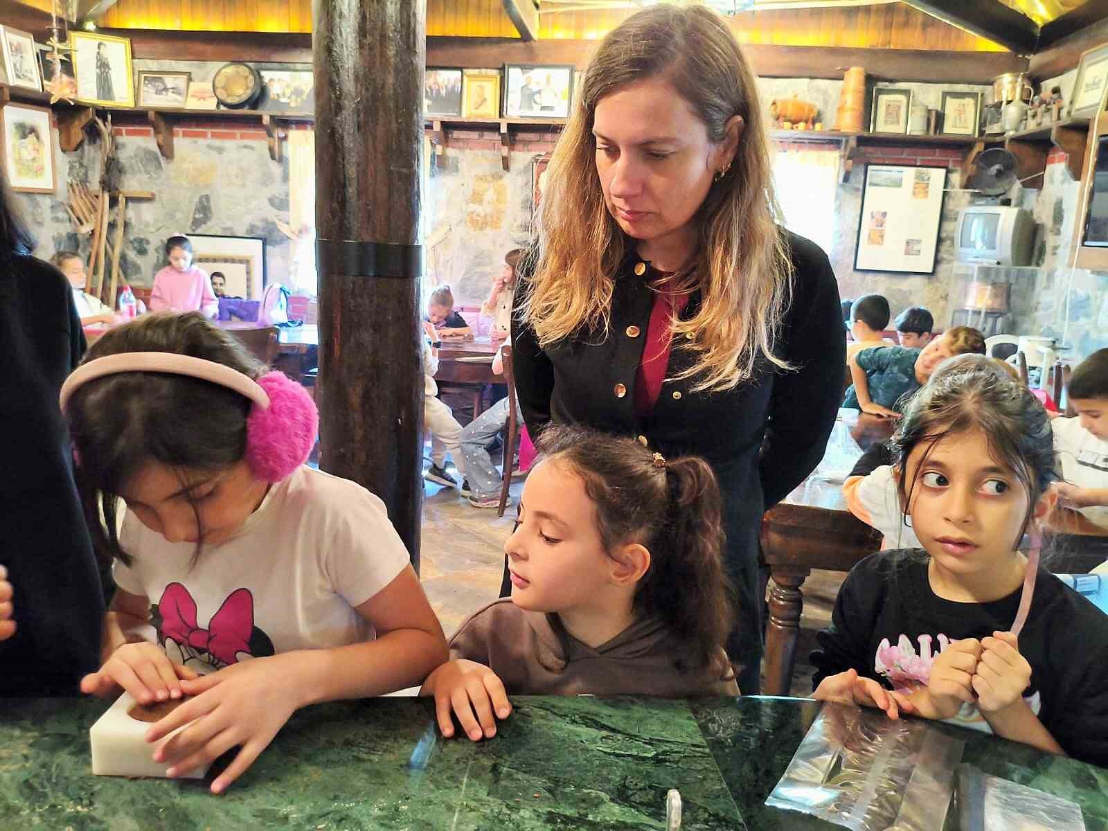 Öğrenciler kestane şekeri üretimini yerinde gözlemledi