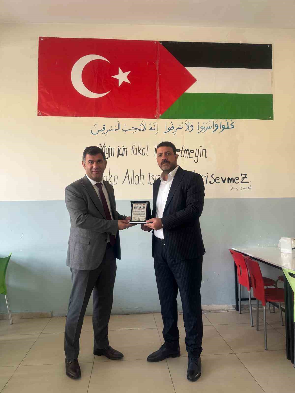 Hayırsever iş adamı Bozkuş, Hevsel&rsquo;in &Ccedil;i&ccedil;ekleri Projesi ile &ccedil;ocukların g&ouml;nl&uuml;ne dokundu
