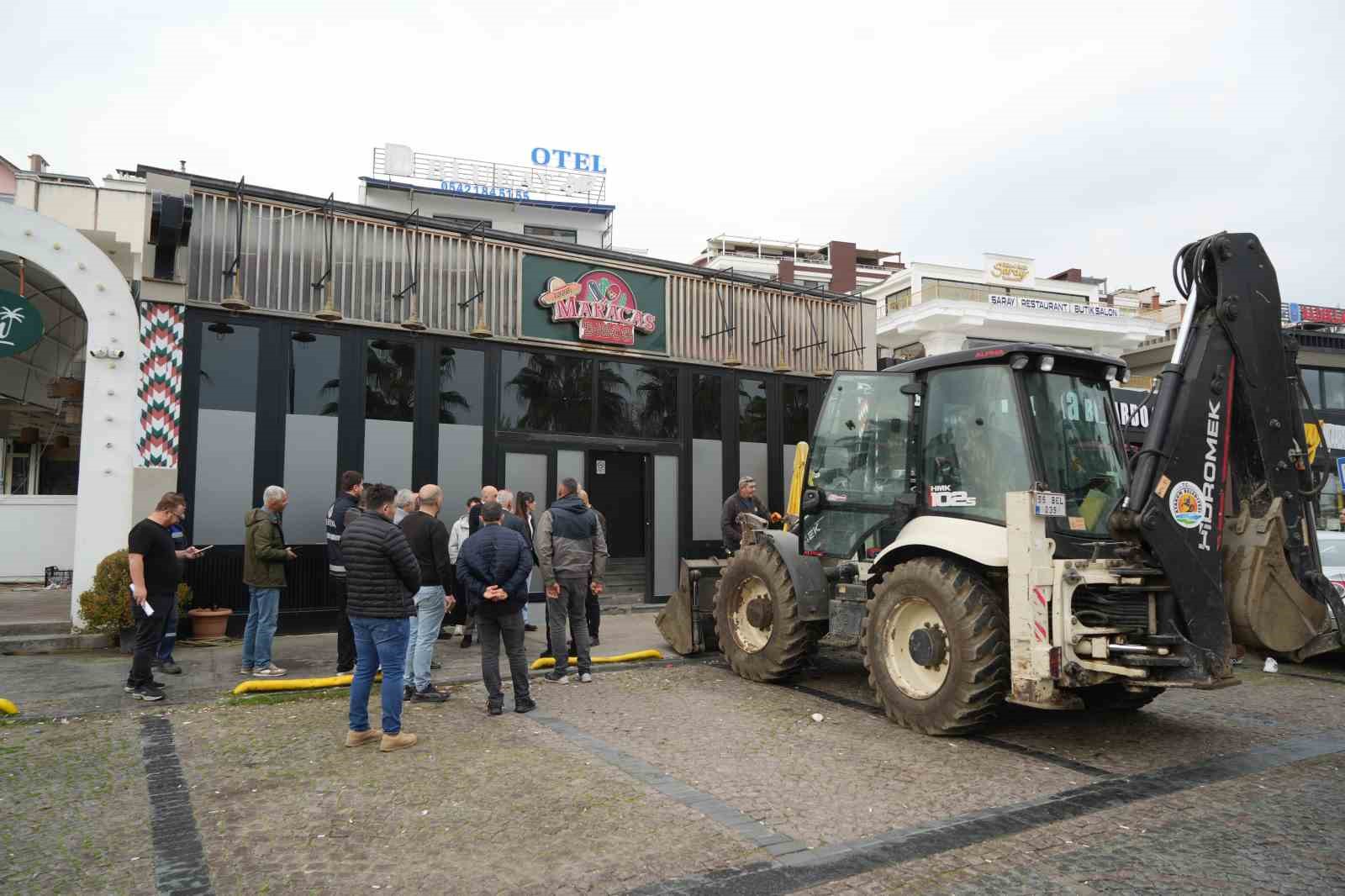 Samsun’da mahkeme kararı sonrası eğlence mekanının yıkımı başladı