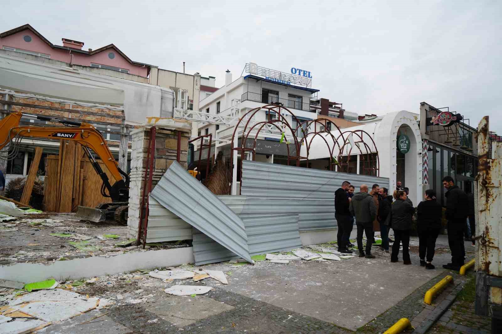 Samsun’da mahkeme kararı sonrası eğlence mekanının yıkımı başladı