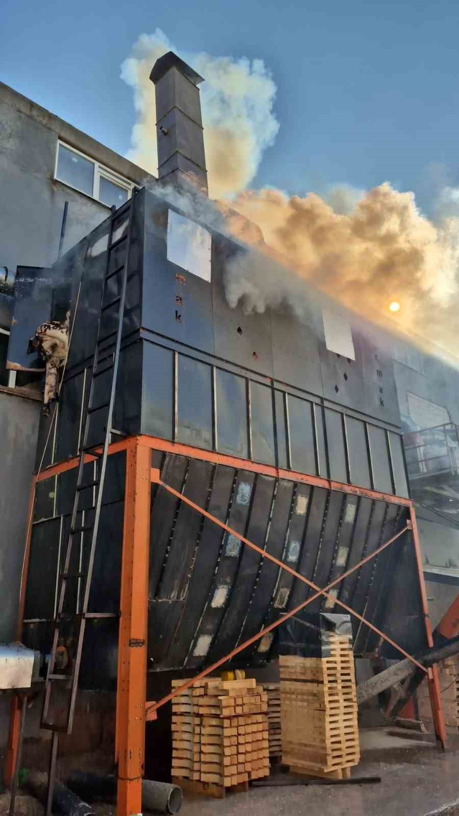 Mobilya fabrikasında yangın: 1 işçi yaralandı
