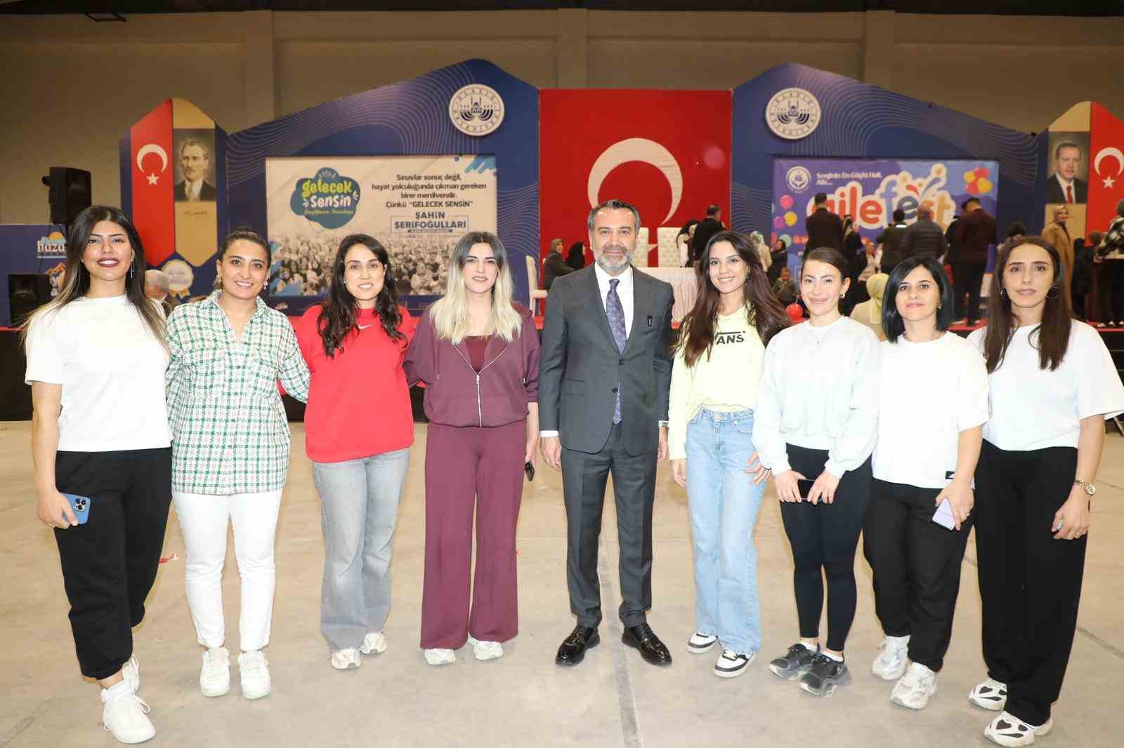 Başkan Şerifoğulları, AileFest’te ailelerle buluştu; genç çiftin nikahını kıydı