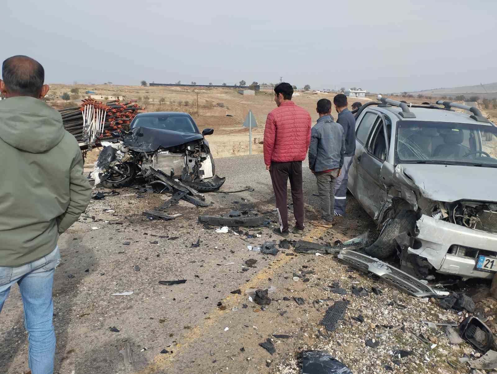 Diyarbakır&rsquo;da iki otomobil kafa kafaya &ccedil;arpıştı: 2 yaralı
