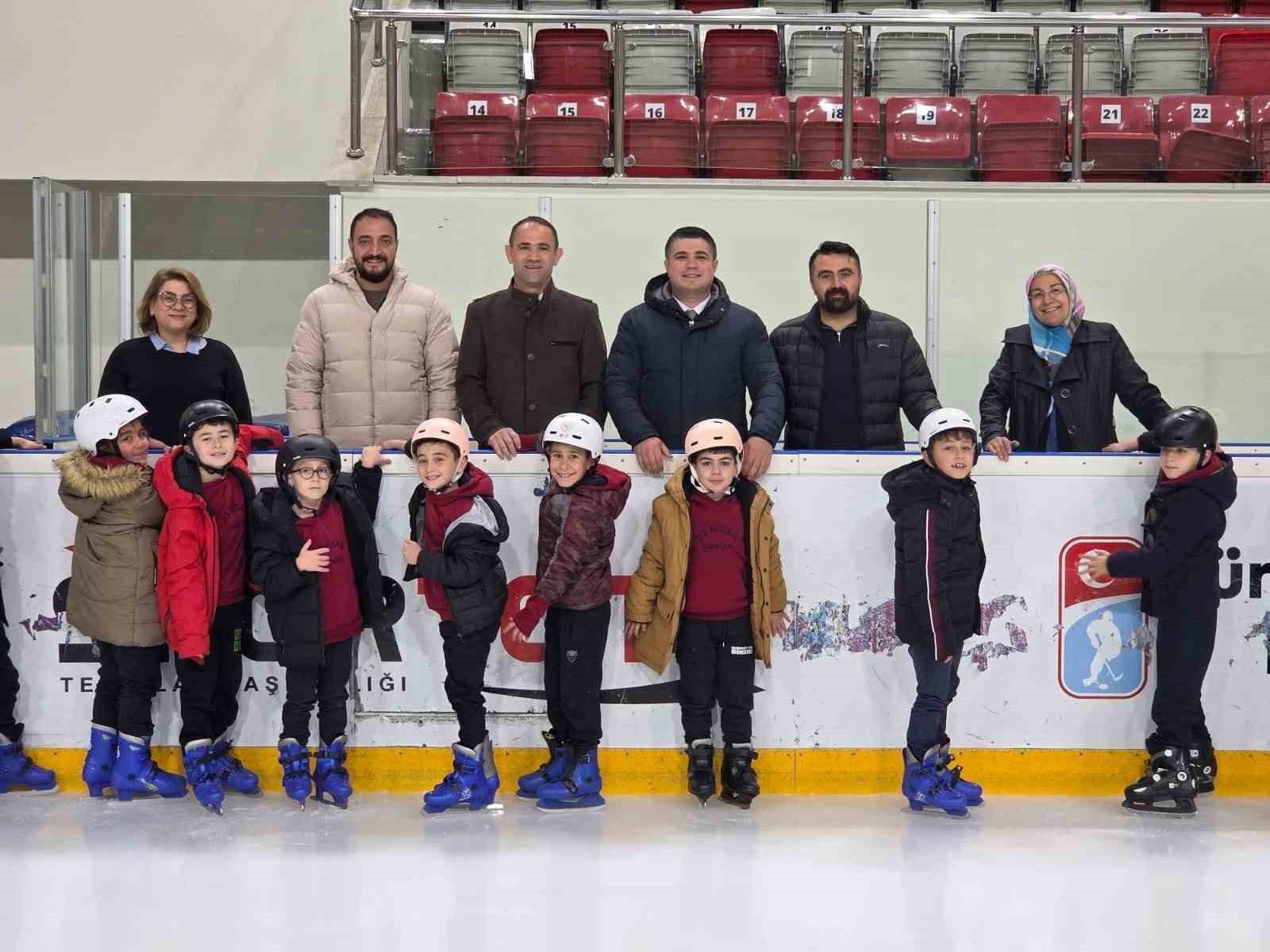 Geleceğin buz hokeycileri ilk adımlarını attı