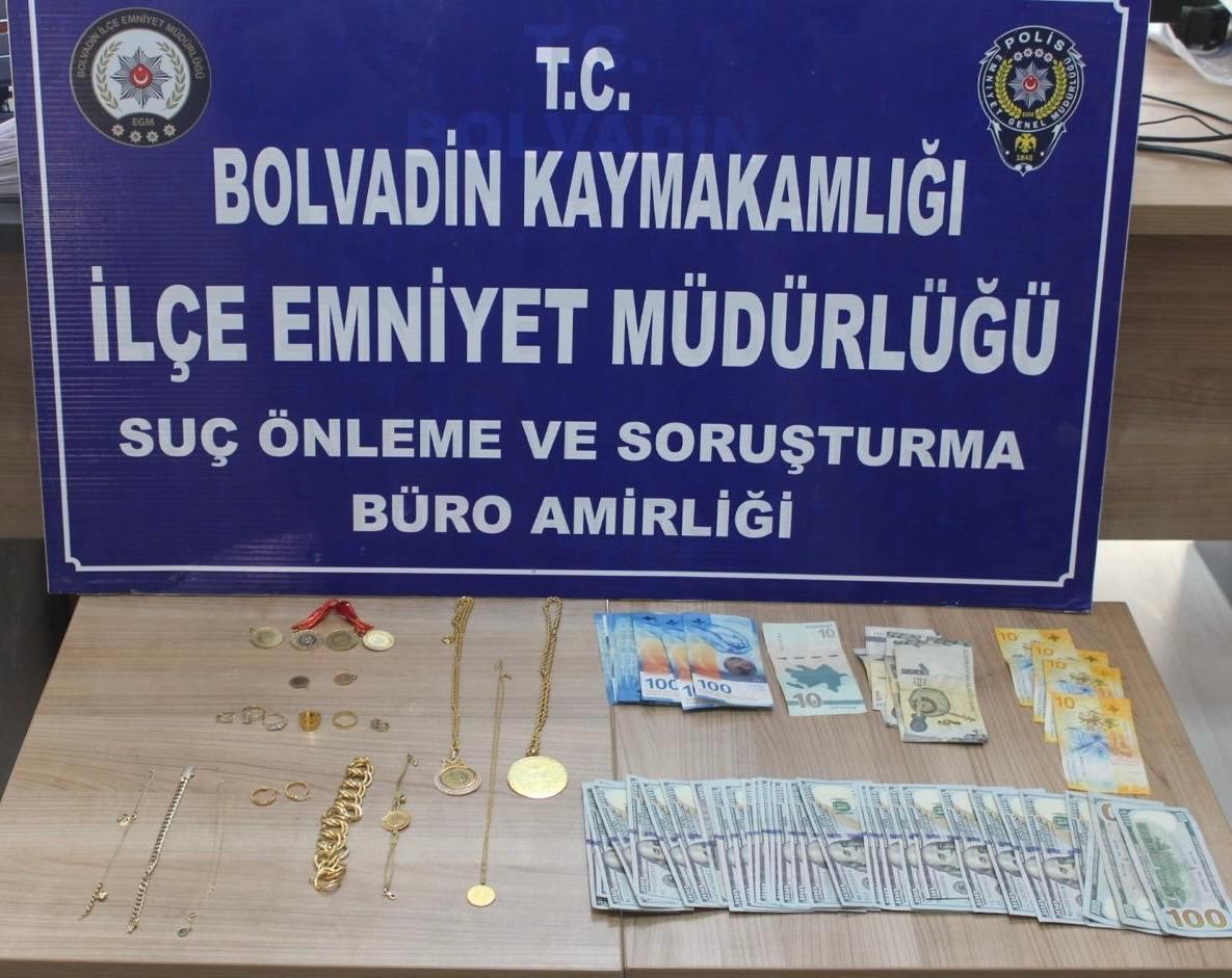 Ticari taksiyle geldikleri ilçede 2 milyon TL’lik dolandırıcılık yaptılar