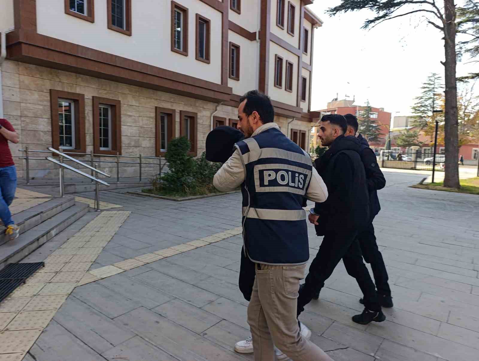 Ticari taksiyle geldikleri il&ccedil;ede 2 milyon TL&rsquo;lik dolandırıcılık yaptılar
