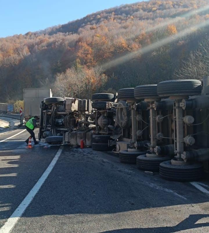 Devrilen tırın sürücüsü yaralandı
