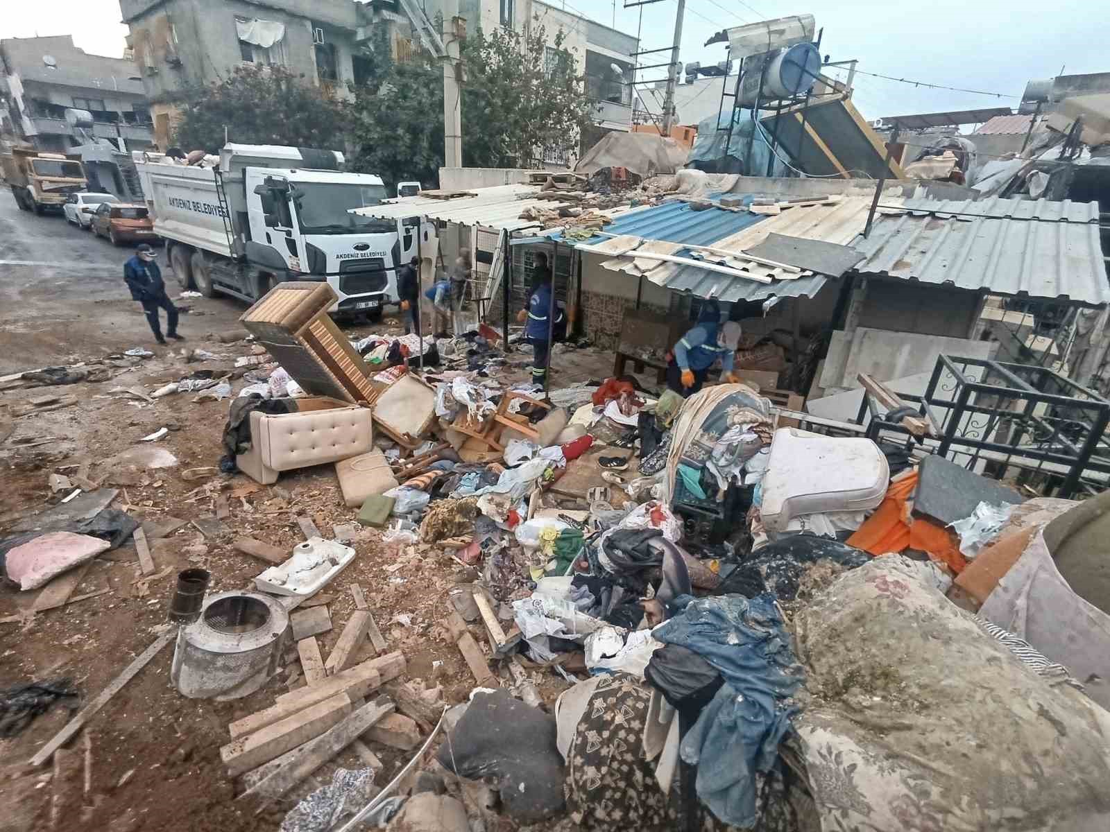 Mersin’de bir evden 10 kamyon çöp çıkarıldı