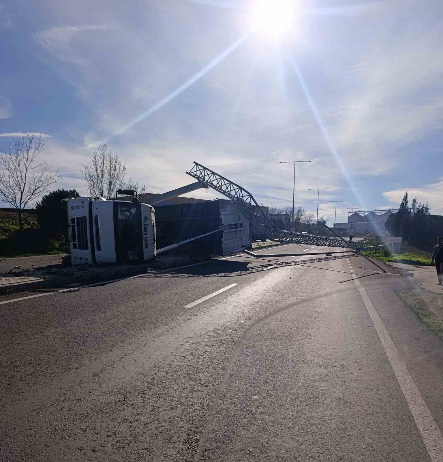 Açılan kamyon damperi kamera ve aydınlatma direklerini yıktı