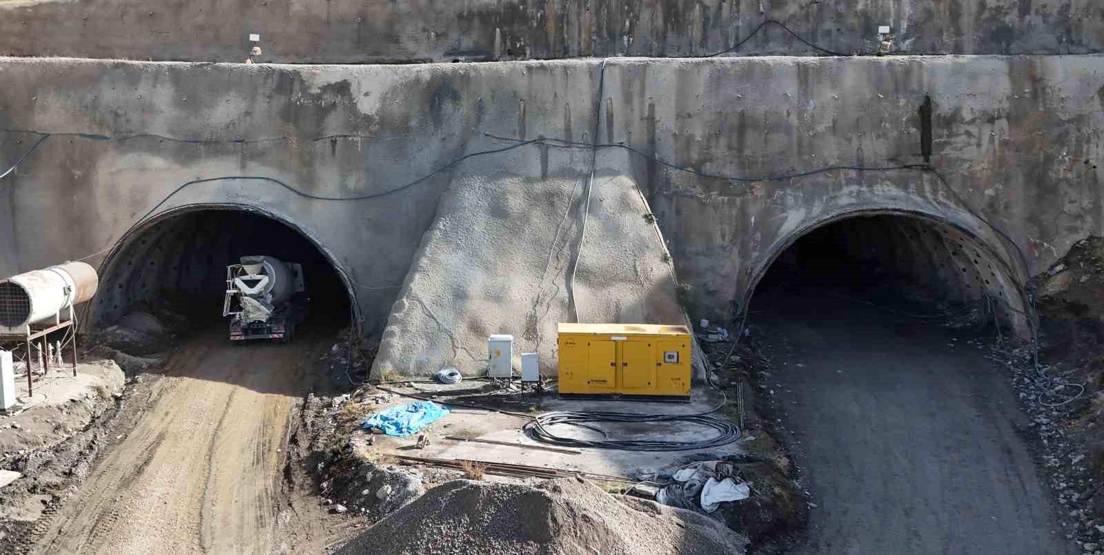 Bitlis, Van ve Diyarbakır arasında ulaşımın konforunu artıracak projeler hızla sürüyor