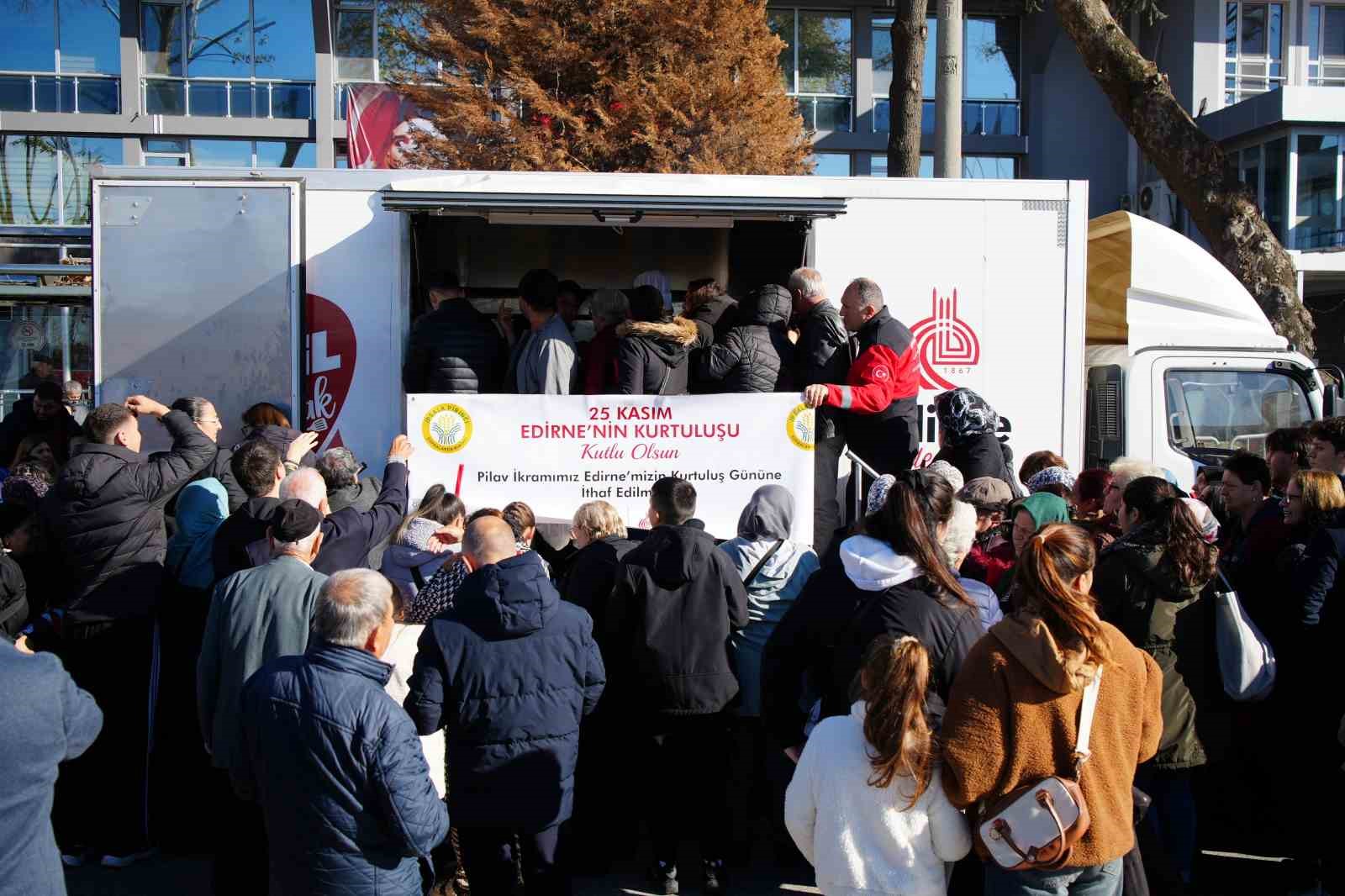 Kurtuluş gününde ‘yağ’ izdihamı: Ezilme tehlikesi geçirdiler