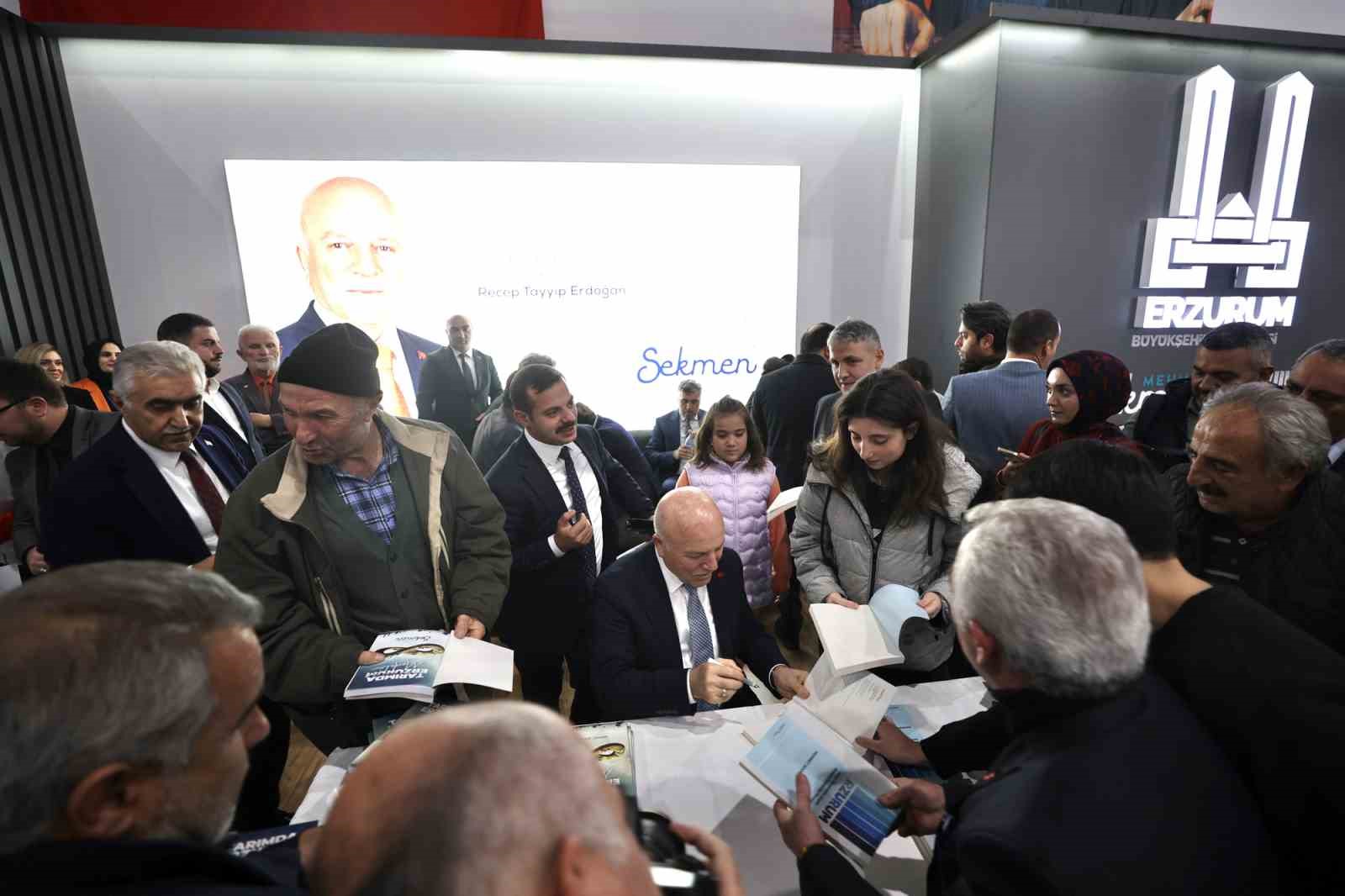 Başkan Sekmen kitapseverlerle buluştu
