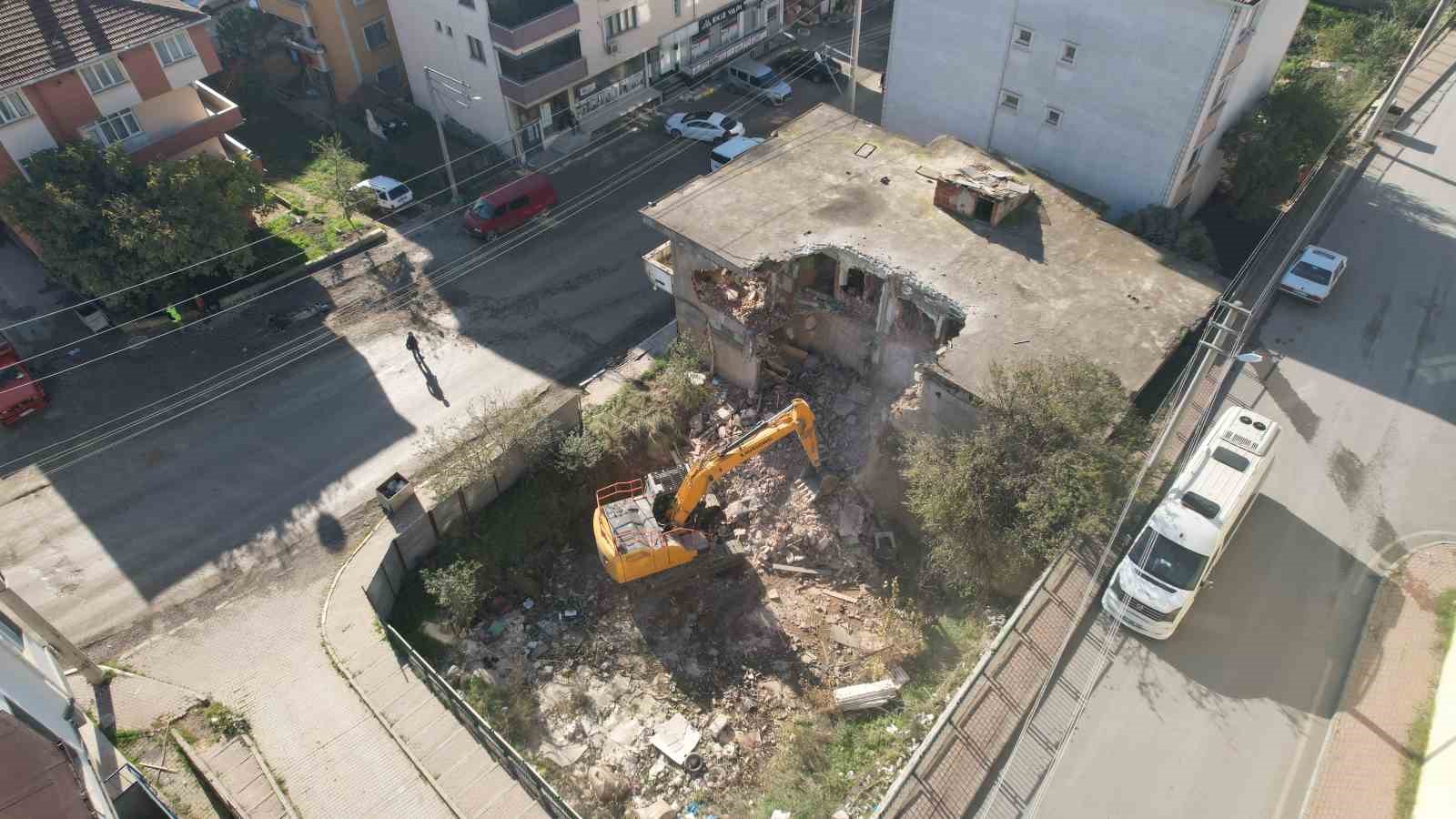 &Ccedil;ayırova&rsquo;da metruk bina yıkıldı
