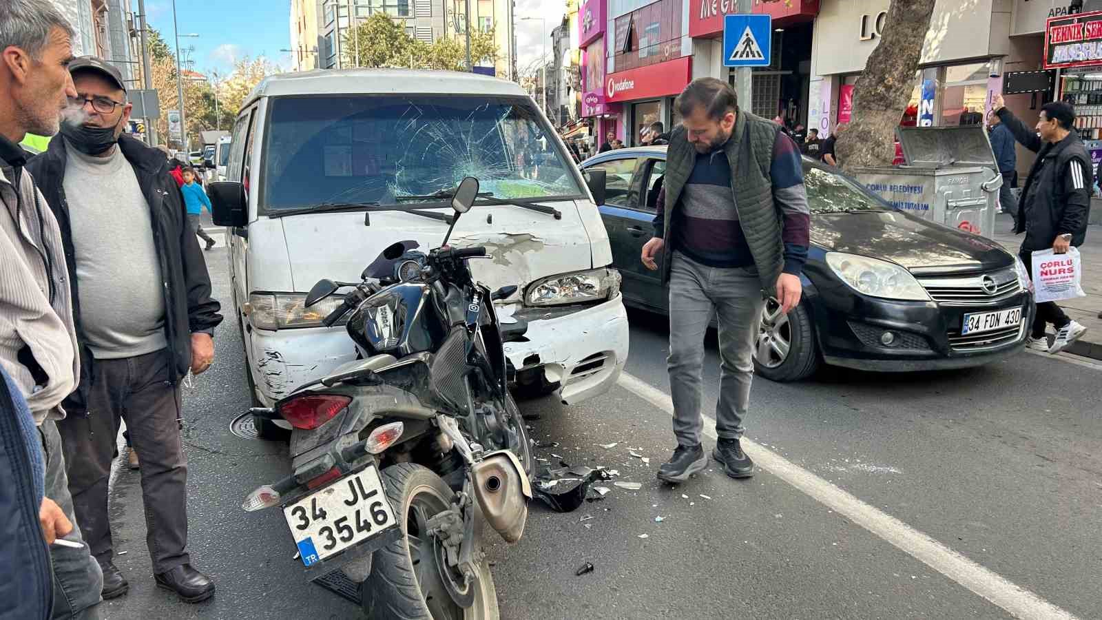 Sol şeritte seyreden motosikletli kamyonetle kafa kafaya çarpıştı: 2 yaralı