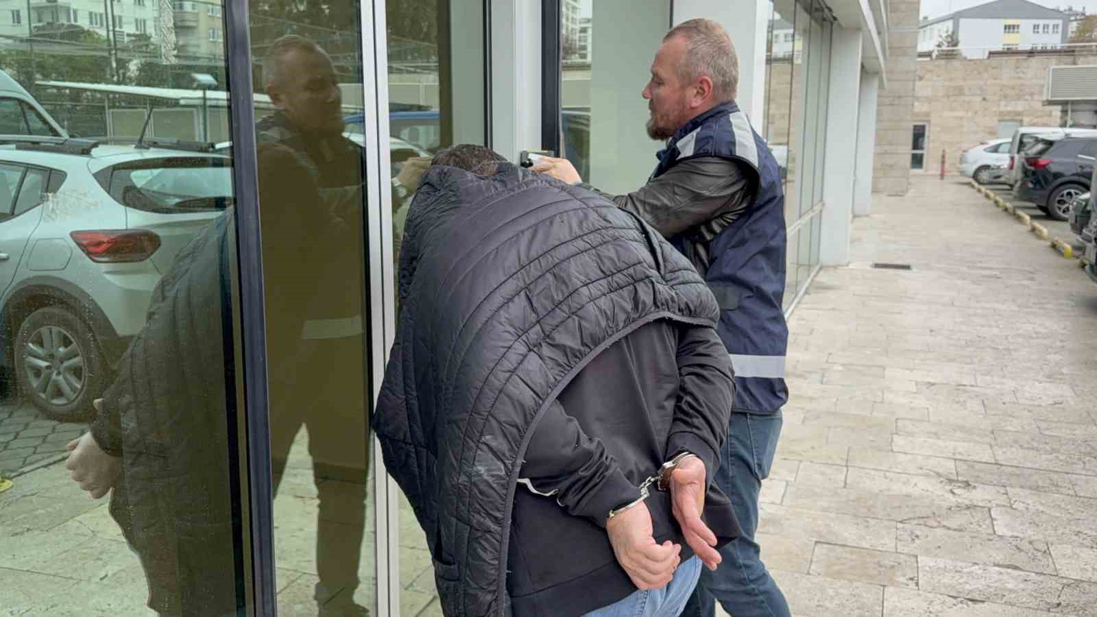 Samsun’da evinde uyuşturucuyla yakalanan şahıs adliyeye sevk edildi
