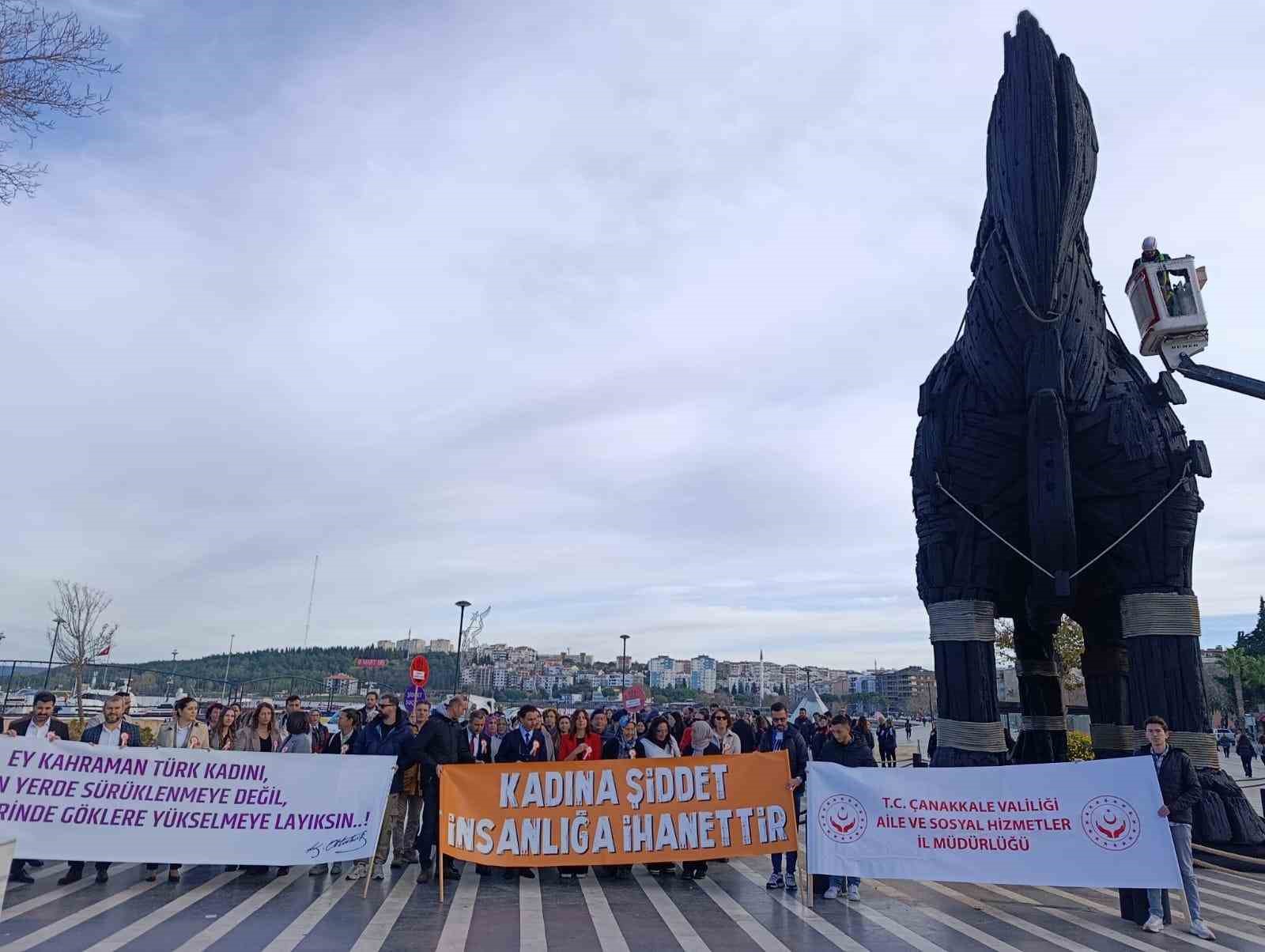 Çanakkale’de Kadına Yönelik Şiddete Karşı Uluslararası Mücadele Günü yürüyüşü