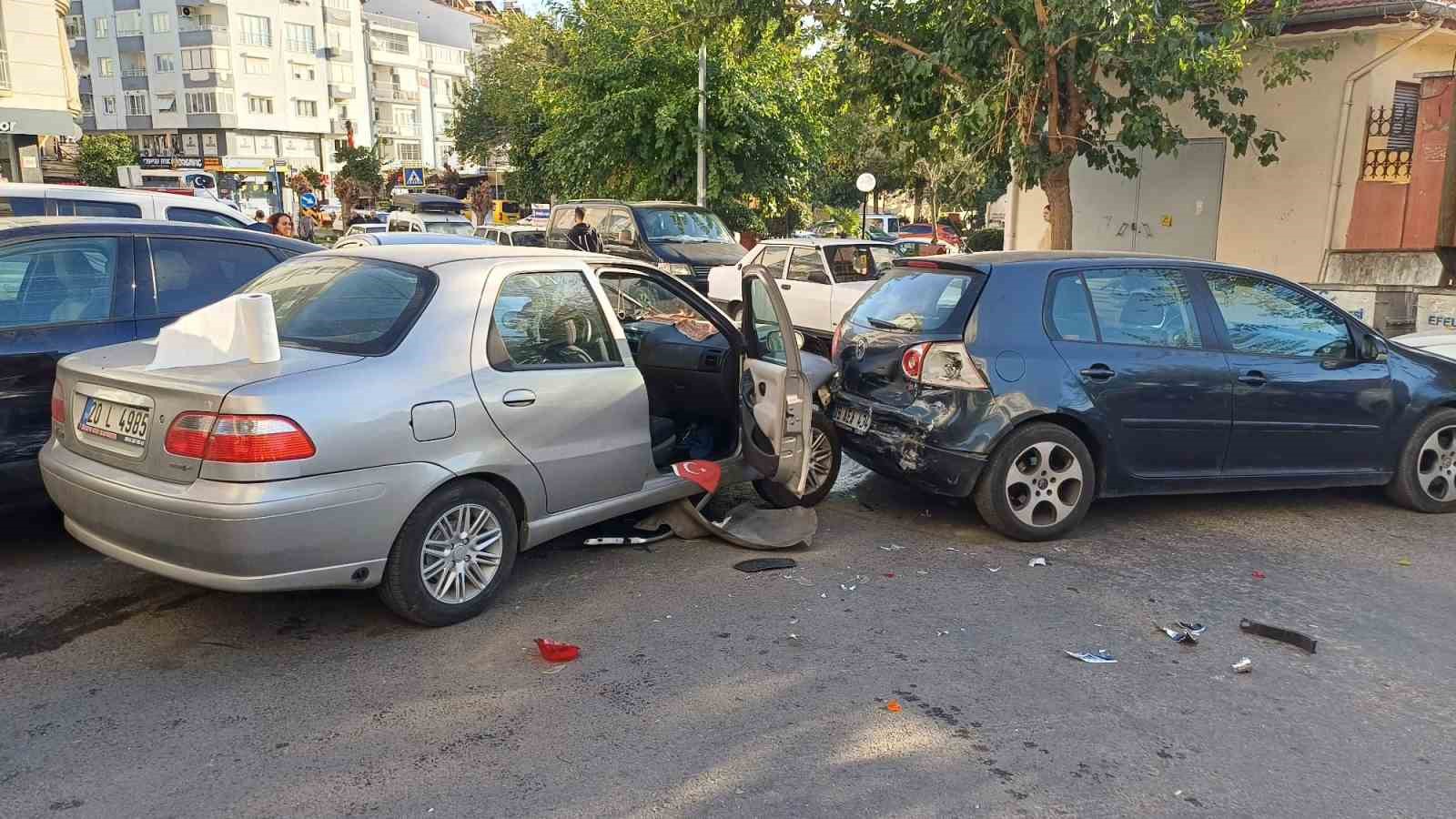Freni tutmayan otomobil park halindeki araçlara çarptı: 1 yaralı