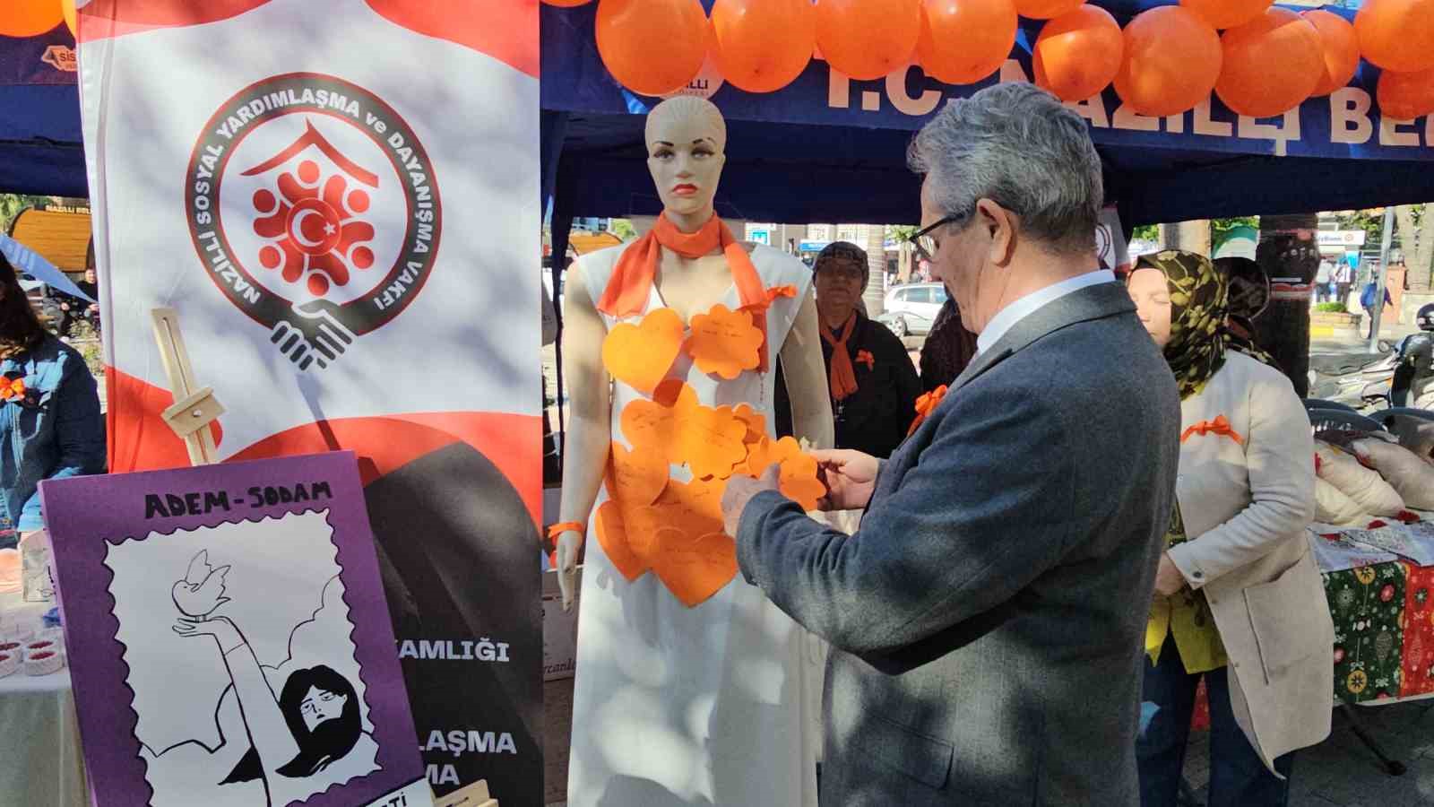 El emeği ürünleriyle ’kadına şiddete’ dikkat çektiler
