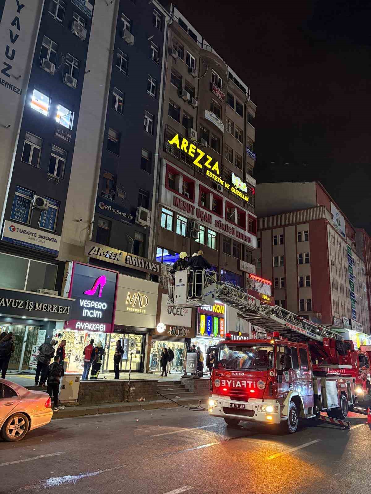 Kayseri&rsquo;de iş merkezinde &ccedil;ıkan yangın s&ouml;nd&uuml;r&uuml;ld&uuml;

