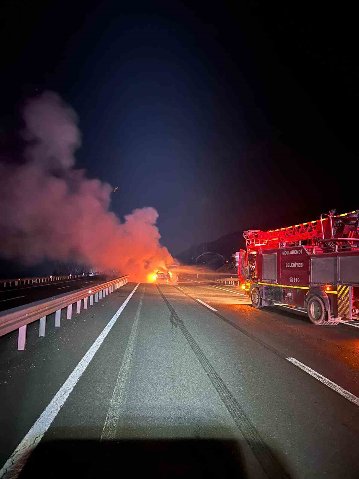 R&ouml;morka &ccedil;arpan otomobil alev topuna d&ouml;nd&uuml;: 2 yaralı
