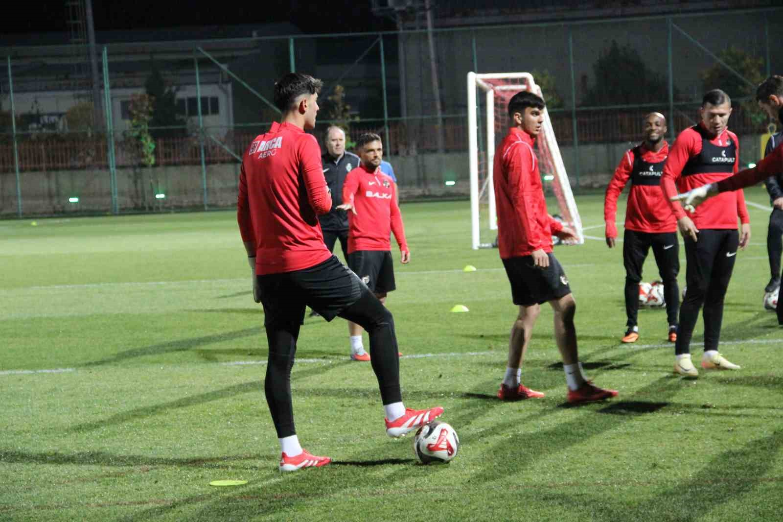 Teknik Direktör Hüseyin Eroğlu yeni takımıyla ilk antrenmanına çıktı
