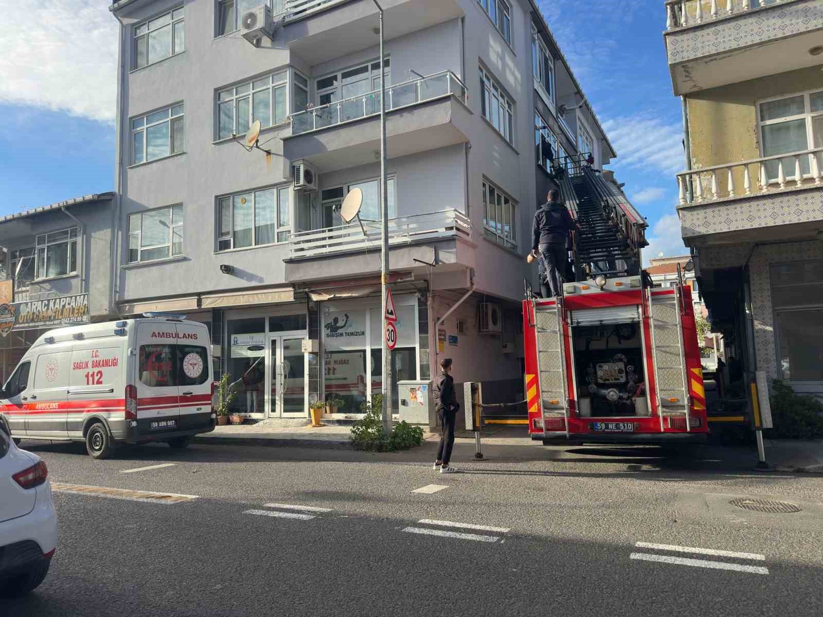 Ocak açık unutuldu, ekipler eve pencereden girdi