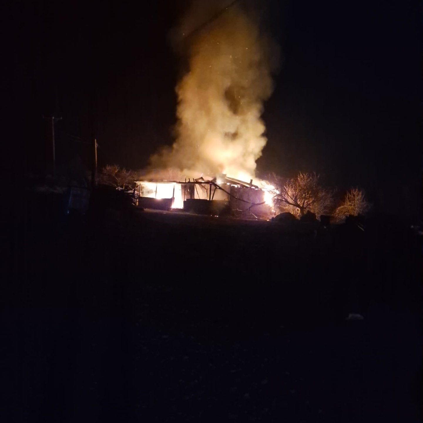 Malatya&rsquo;da alevlere teslim olan ev k&uuml;le d&ouml;nd&uuml;
