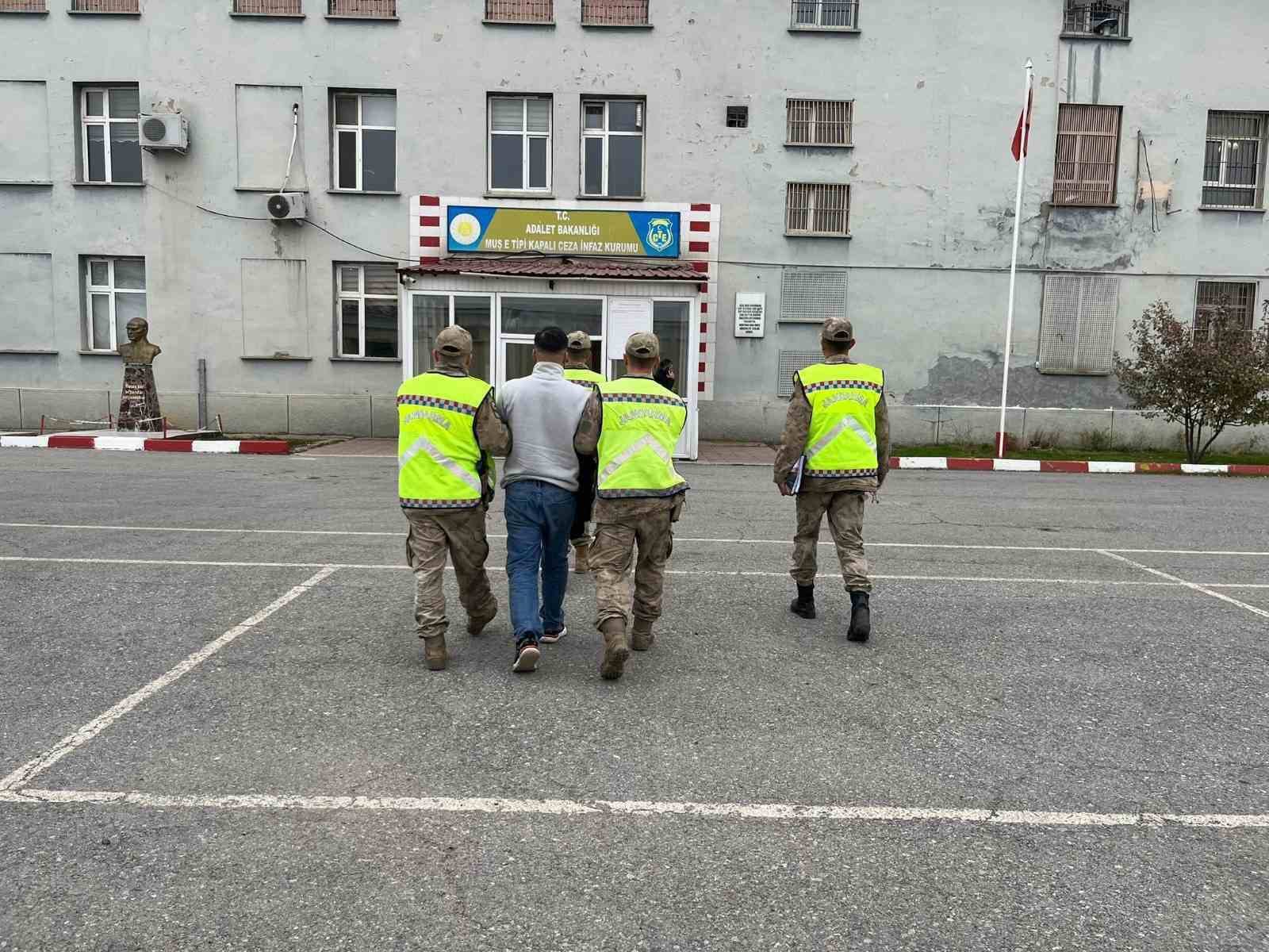 Muş’ta aranan hükümlü jandarmanın devriyesine takıldı