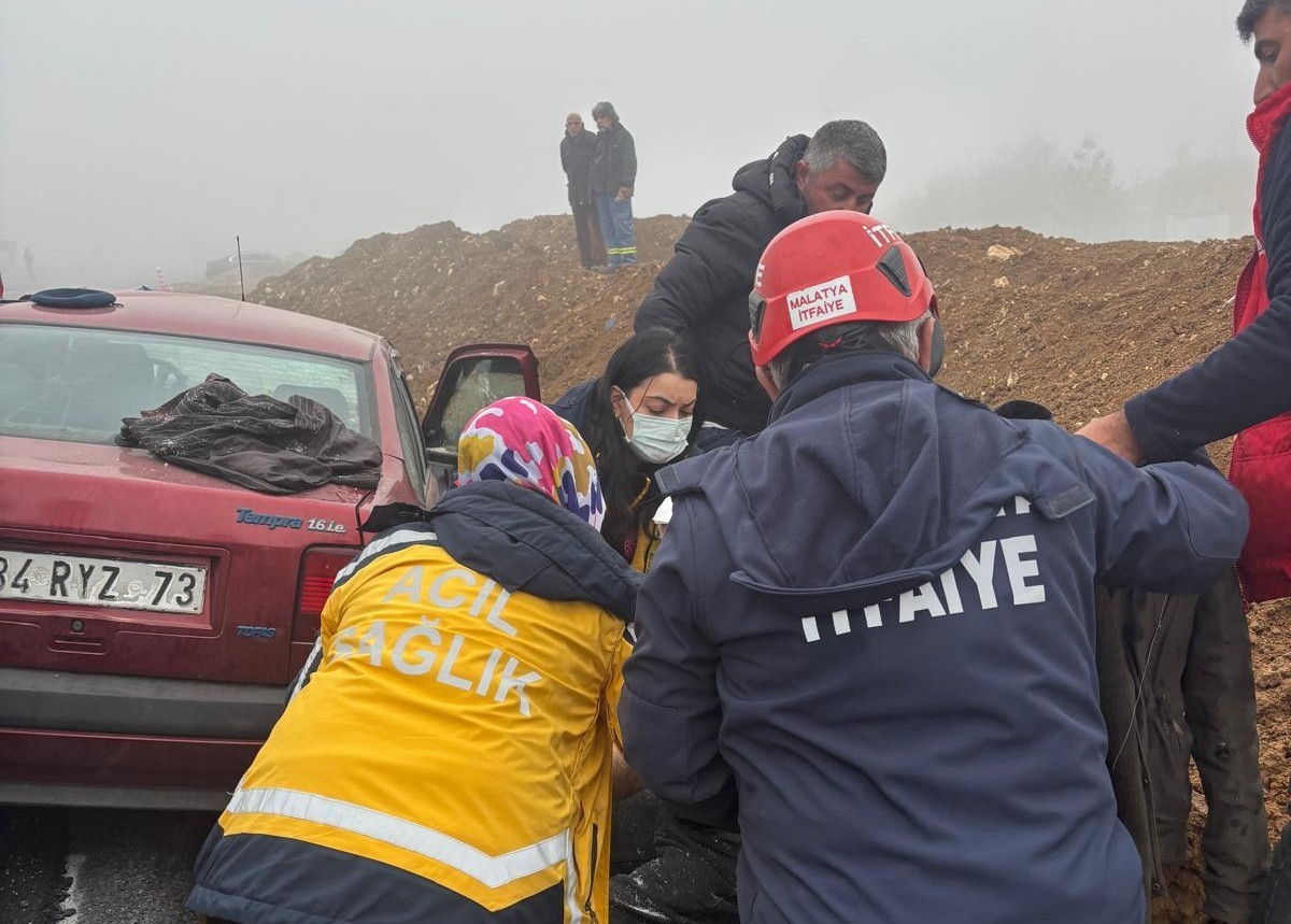 Malatya&rsquo;da iki otomobil &ccedil;arpıştı: 5 yaralı
