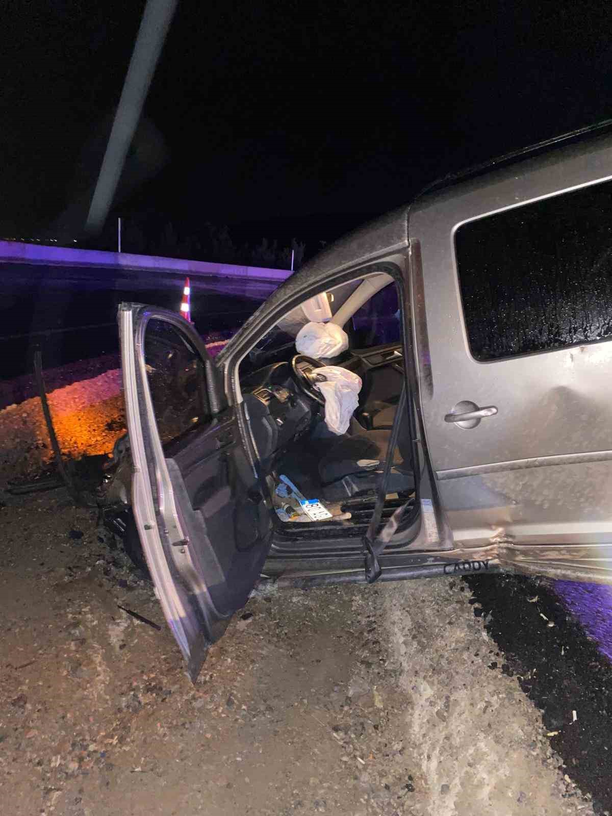 Kontrolden çıkan araç trafik levhalarına çarptı: 2 yaralı
