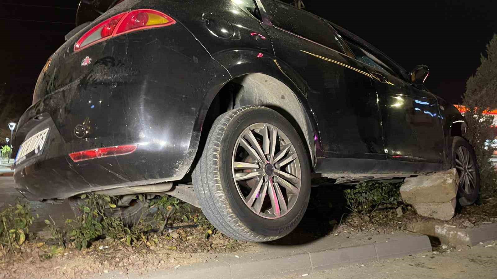 Karaman’da kontrolden çıkan otomobil refüje çıktı