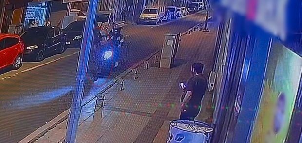 Yolun karşısına geçmeye çalışan yayaya motosiklet böyle çarptı