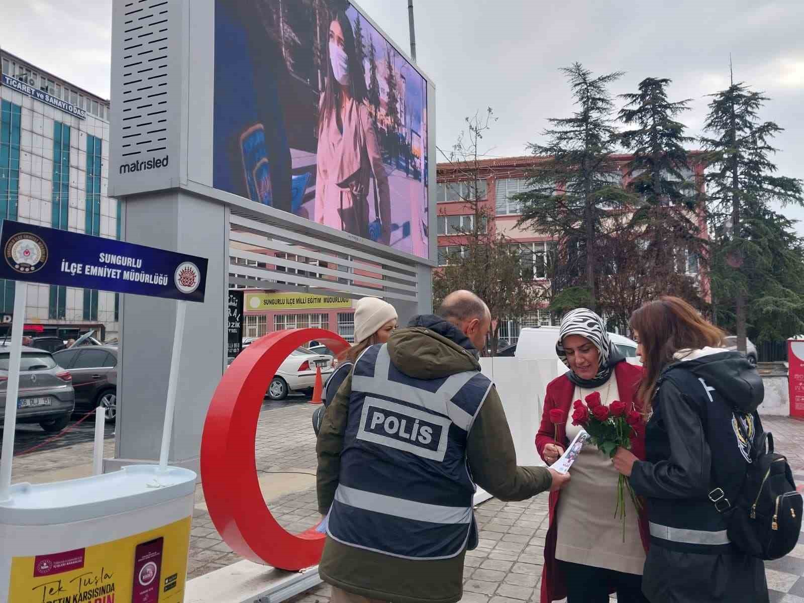 Sungurlu polisi kadınlara ‘KADES’i anlattı

