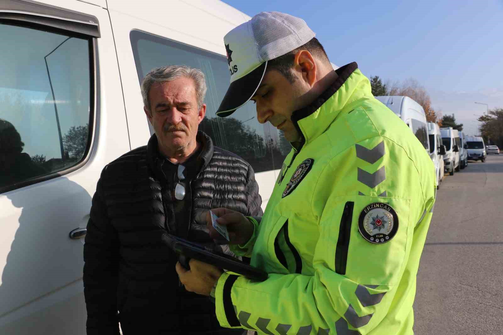 Erzincan’da okul servislerine kış lastiği denetimi yapıldı
