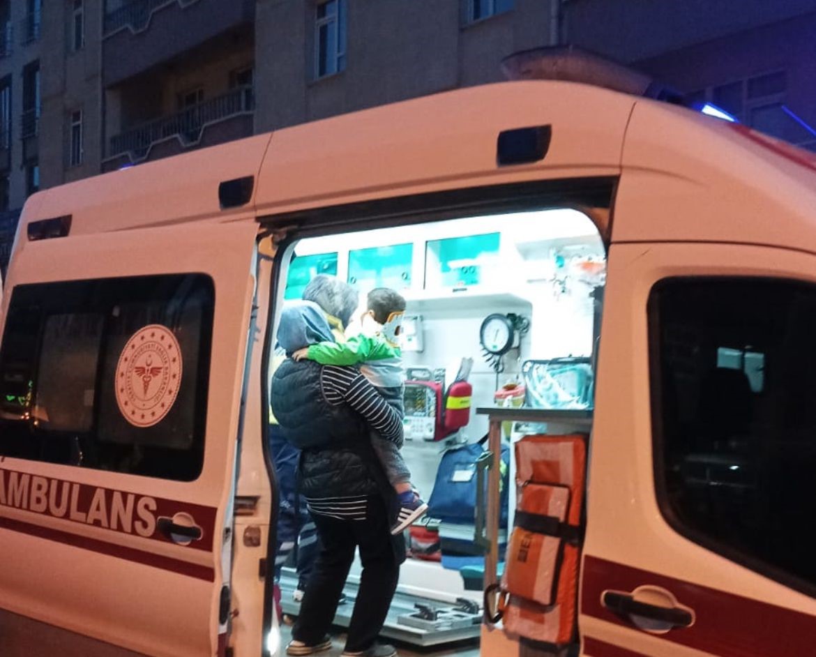 Tavşanlı’da motosiklet yayaya çarptı, anne ve bebeği yaralandı