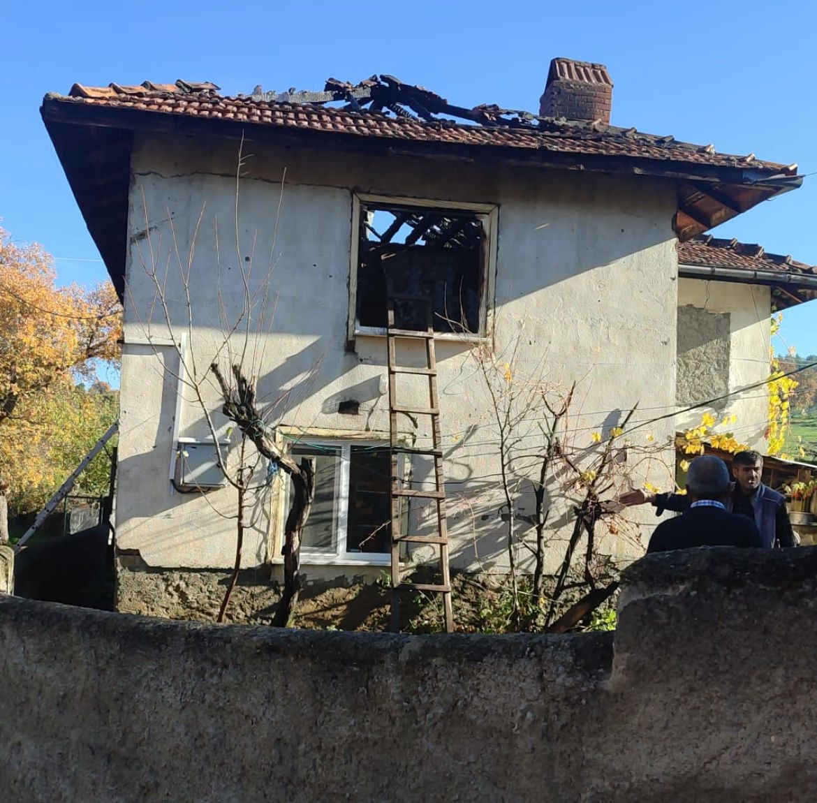 Tavşanlı’da 2 katlı ahşap ev yandı