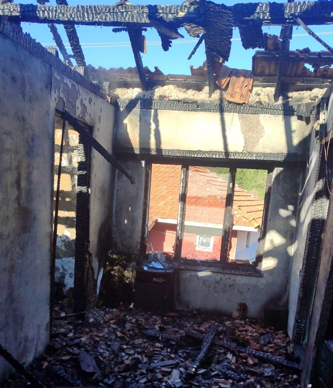 Tavşanlı&rsquo;da 2 katlı ahşap ev yandı
