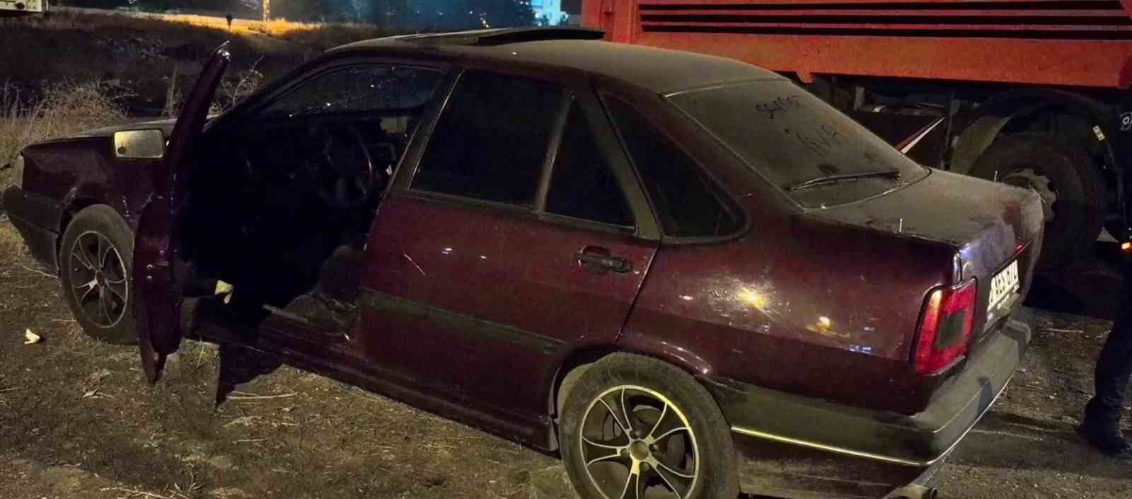 Otomobil i&ccedil;inde bı&ccedil;aklı kavga: 3 yaralı
