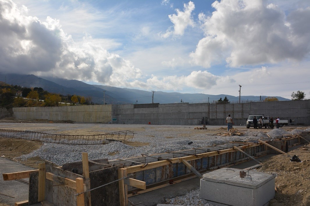 Başkan Kumral devam eden sosyal tesis ve spor sahası projelerini yerinde inceledi