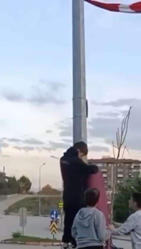 Bursa’da çocukların bayrak hassasiyeti duygulandırdı..Direğe böyle tırmandılar