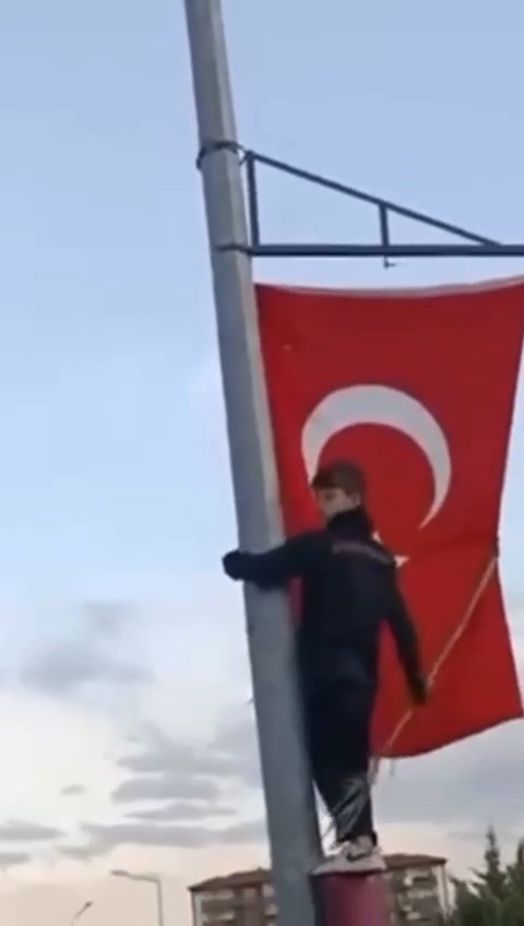 Bursa’da çocukların bayrak hassasiyeti duygulandırdı..Direğe böyle tırmandılar
