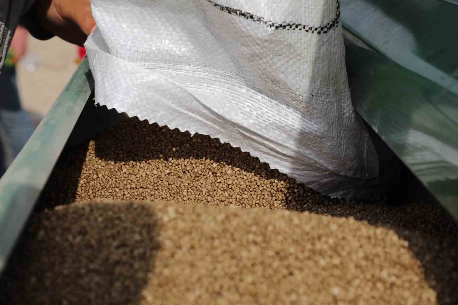 HBB&rsquo;den tarım lisesine buğday ve g&uuml;bre desteği
